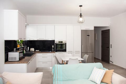 Kitchen or kitchenette, Living room, Dining area, minibar, pet friendly, toaster