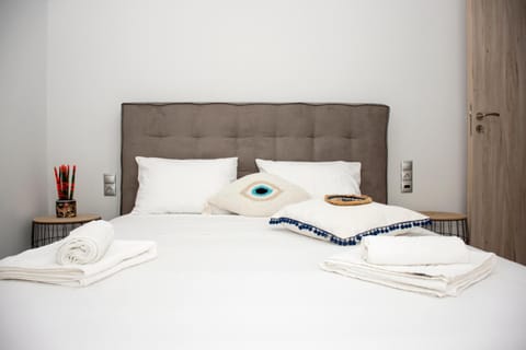 Bed, Bedroom, towels