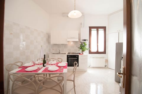 Kitchen or kitchenette, Dining area, stove