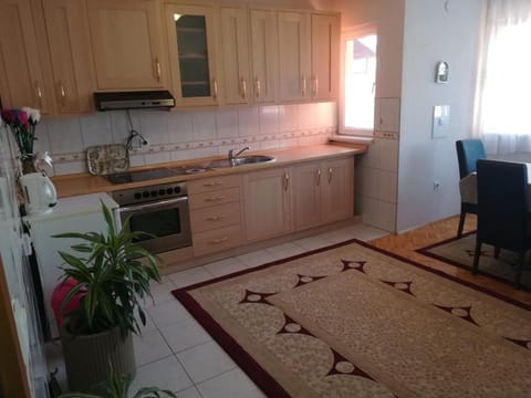 Kitchen or kitchenette, Communal kitchen