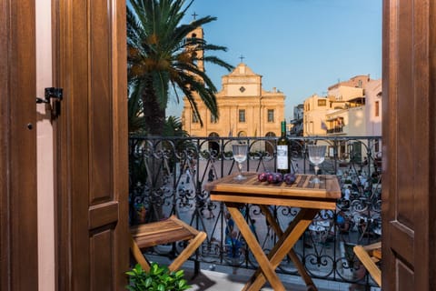 Nearby landmark, Neighbourhood, Balcony/Terrace, City view, Landmark view, Street view, Supermarket/grocery shop, Shopping Area