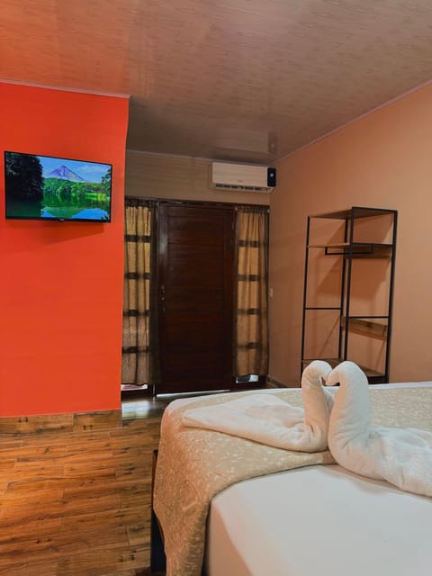 Bed, TV and multimedia, Photo of the whole room, Bedroom, air conditioner