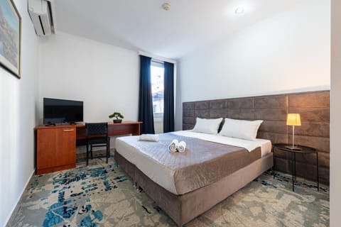 Bed, TV and multimedia, Photo of the whole room, Seating area, Bedroom, towels