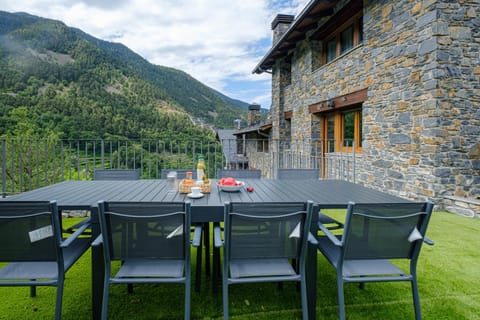 Garden, Balcony/Terrace, Decorative detail, Mountain view