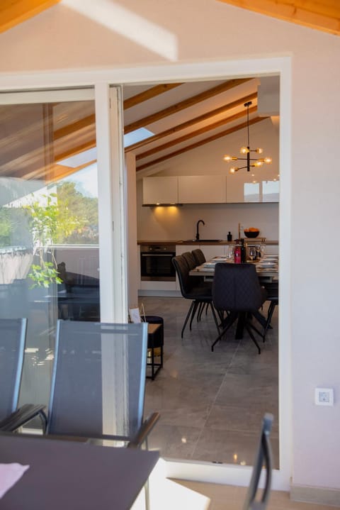 Kitchen or kitchenette, Dining area