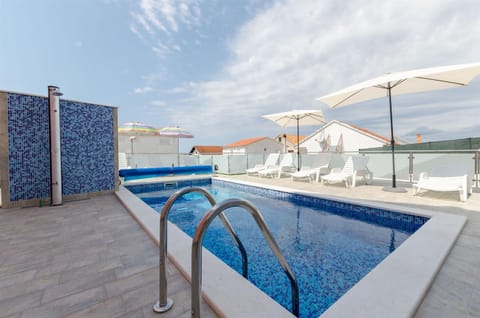 Day, Pool view, Swimming pool, sunbed