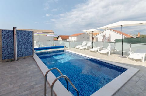 Day, Pool view, Swimming pool, sunbed