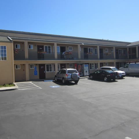 Facade/entrance, Bird's eye view