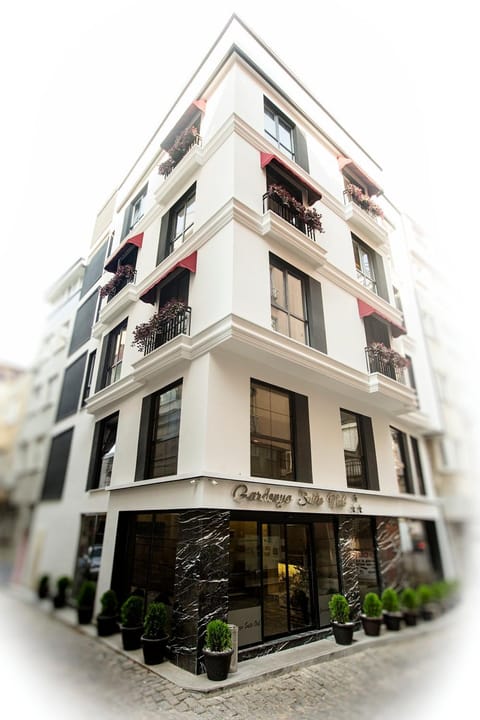 Property building, Day