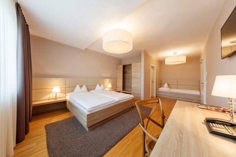 Bed, TV and multimedia, Photo of the whole room, Seating area, Bedroom, hair dresser, air conditioner