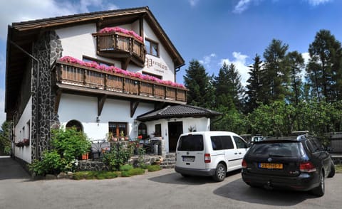 Facade/entrance, Balcony/Terrace