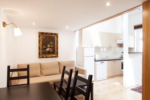 Coffee/tea facilities, Kitchen or kitchenette, Living room, Photo of the whole room, Decorative detail, Dining area