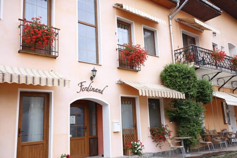 Facade/entrance