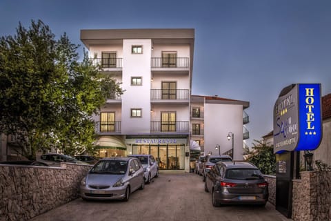 Property building, Restaurant/places to eat, Balcony/Terrace, Parking