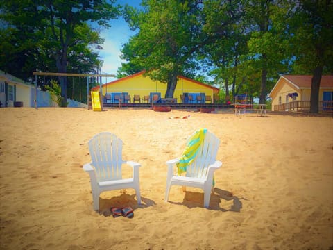 Property building, Day, Natural landscape, Summer, Beach, Beach, On site, Lake view