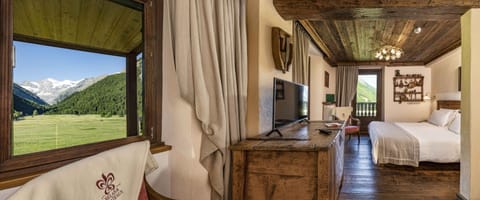 Photo of the whole room, Garden view