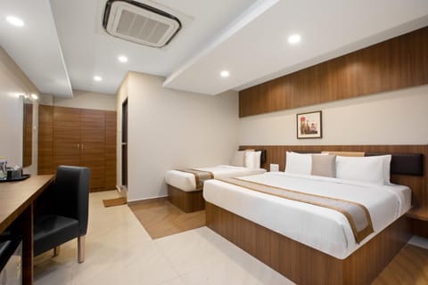 Bed, TV and multimedia, Photo of the whole room, Seating area, Bedroom, hair dresser, wardrobe