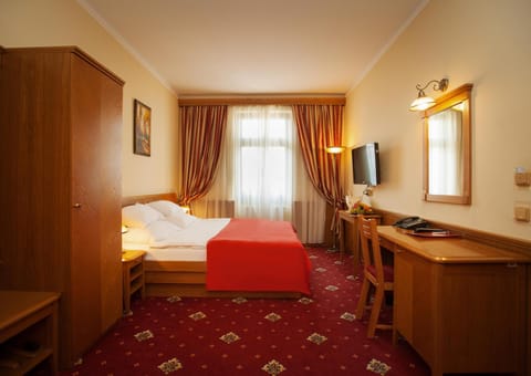 Bed, TV and multimedia, Photo of the whole room, Bedroom, hair dresser