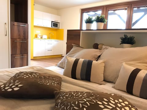 Bed, Kitchen or kitchenette, Bedroom, Garden view