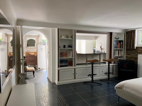 Bed, TV and multimedia, Photo of the whole room, Seating area, Dining area, Bedroom