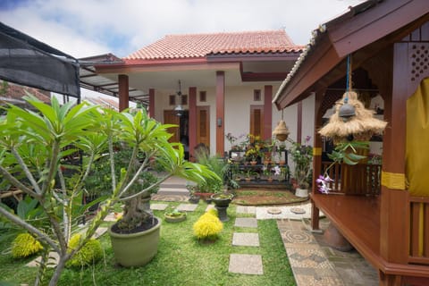 Facade/entrance, Garden