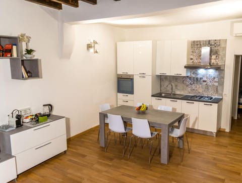 Coffee/tea facilities, Kitchen or kitchenette, Living room, Photo of the whole room, Seating area, Dining area