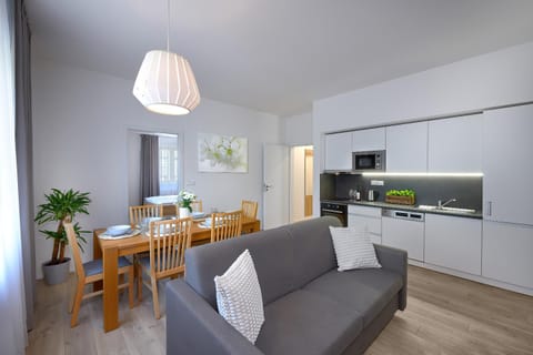 Kitchen or kitchenette, Living room, Dining area, dishwasher, microwave, oven, pet friendly, stove
