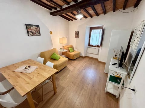 TV and multimedia, Living room, Photo of the whole room, Seating area, Dining area