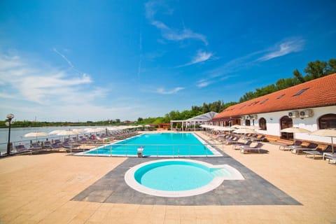 Facade/entrance, Swimming pool