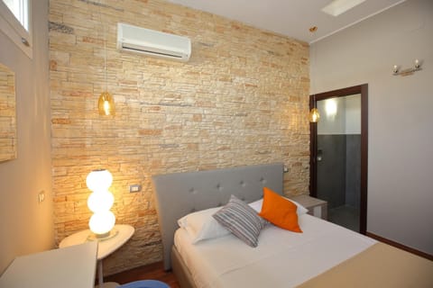 Bed, Photo of the whole room, Bedroom, air conditioner
