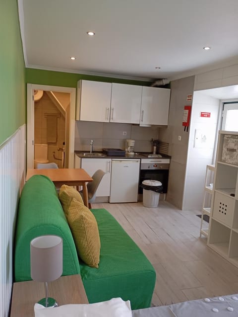 Kitchen or kitchenette, Seating area, Dining area, minibar, oven, stove
