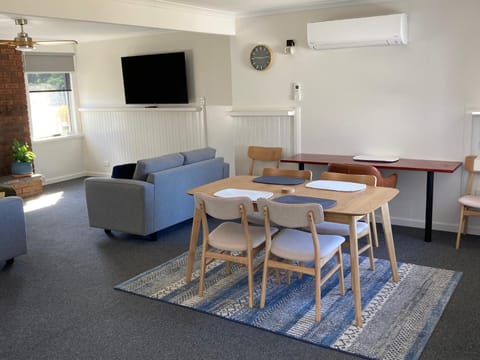 TV and multimedia, Living room, Seating area, Dining area