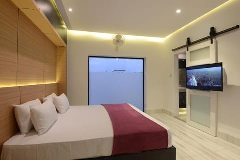 Photo of the whole room, Bedroom
