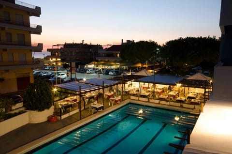 Restaurant/places to eat, Swimming pool