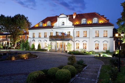Property building, Facade/entrance, Garden