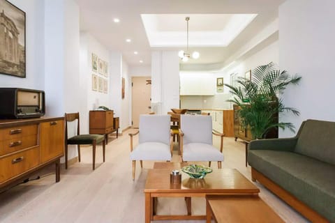 Day, Summer, Kitchen or kitchenette, Living room, Decorative detail, Seating area, Dining area, On site