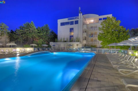 Swimming pool, Swimming pool