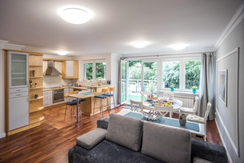 TV and multimedia, Seating area, Dining area