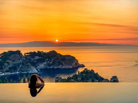 Nearby landmark, Natural landscape, Sea view, Swimming pool, Sunrise