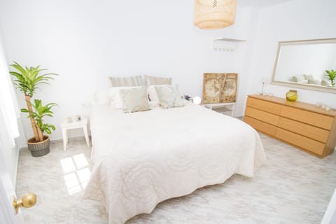 Bed, Photo of the whole room, Bedroom, air conditioner
