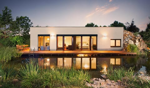 Property building, Facade/entrance, Garden, Balcony/Terrace, Seating area, Garden view, Lake view
