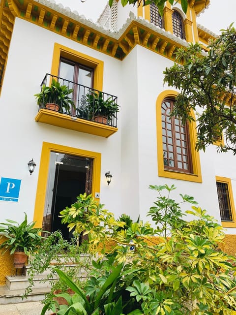 Property building, Patio, Facade/entrance, Garden