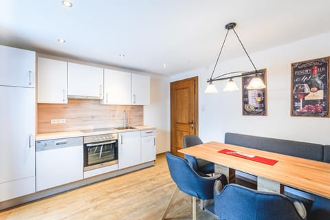 Kitchen or kitchenette, Seating area, Dining area