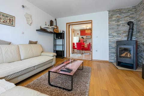 TV and multimedia, Living room, Seating area, flat iron