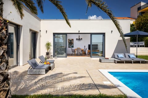 Property building, Garden, Living room, Dining area, Swimming pool