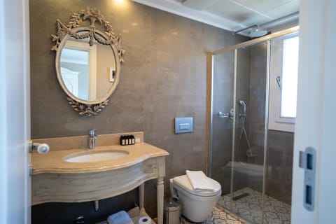 Shower, Toilet, Bathroom, towels