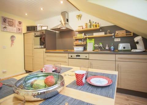 Coffee/tea facilities, Kitchen or kitchenette, Dining area