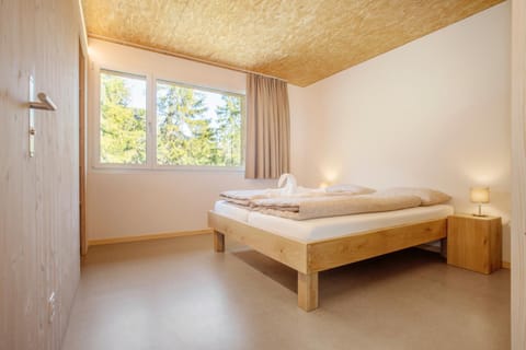 Bed, Photo of the whole room, Decorative detail, Bedroom, Garden view
