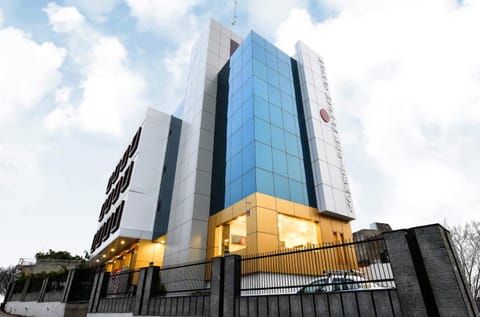 Property building, Facade/entrance, Day, On site