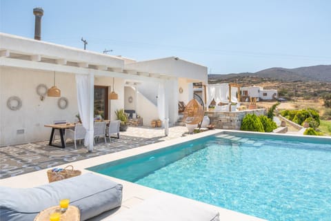 Property building, Day, Natural landscape, Pool view, Swimming pool